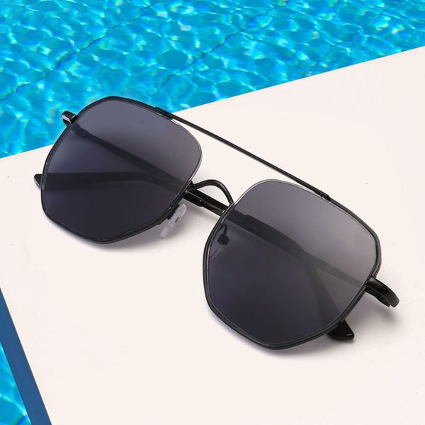 2021 luxury designer sunglasses men's and women's red color round face fashion, White;black
2021 luxury designer sunglasses men's and women's red color round face fashion, White;black
