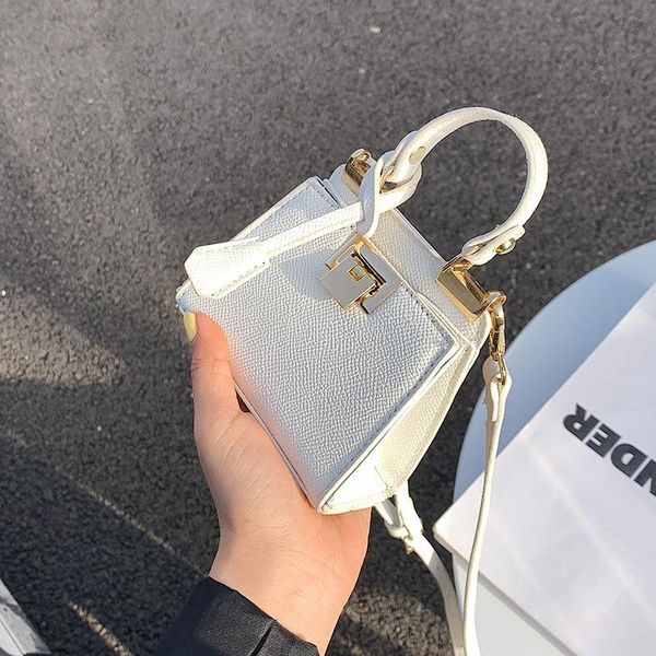 handbag women's 2021 leather trendy fashion one-shoulder messenger bag mini change portable retro small square cross body
handbag women's 2021 leather trendy fashion one-shoulder messenger bag mini change portable retro small square cross body