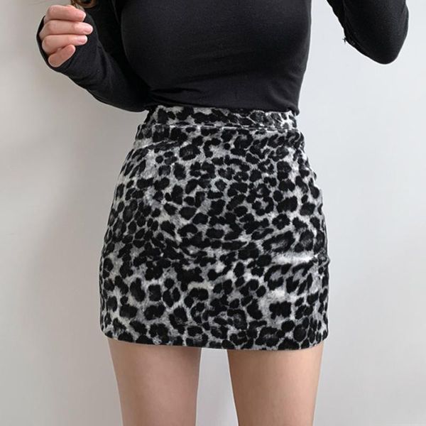 skirts women's casual bodycon mini skirt side zipper high waist above knee leopard print short slim pencil streetwear, Black
skirts women's casual bodycon mini skirt side zipper high waist above knee leopard print short slim pencil streetwear, Black
