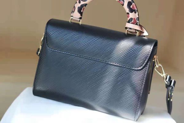2021 fall wild at heart women's messenger bag twist single shoulder bags with dustbag
2021 fall wild at heart women's messenger bag twist single shoulder bags with dustbag