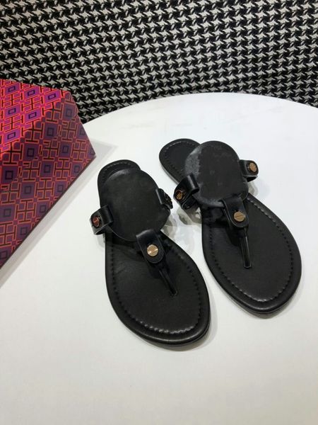 2021 latest high-quality slippers 10-color hollow fashion flip flops, suitable for rubber sandals, indoo wear-resistant in summer, Black;grey
2021 latest high-quality slippers 10-color hollow fashion flip flops, suitable for rubber sandals, indoo wear-resistant in summer, Black;grey