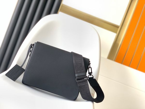 of the line messenger bag. fine calfskin surface, right-angle clamshell open interior space for mobile phone, tablet and files. dimensions:
of the line messenger bag. fine calfskin surface, right-angle clamshell open interior space for mobile phone, tablet and files. dimensions: