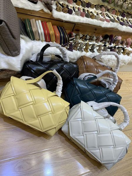 evening bags 2021 fashion calf leather handbags handmade woven women casual bucket bag designer shoulder totes
evening bags 2021 fashion calf leather handbags handmade woven women casual bucket bag designer shoulder totes