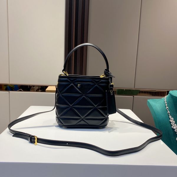 new 2022 fashion tote bags crossbody bag designer womens purse christmas halloween gift leather and alloy wallets trendy classics casual pur
new 2022 fashion tote bags crossbody bag designer womens purse christmas halloween gift leather and alloy wallets trendy classics casual pur