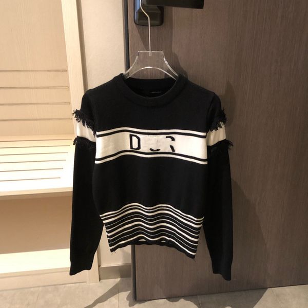 2021 autumn new letter jacquard crew neck black and white contrast tassel long sleeve women's sweater, White;black
2021 autumn new letter jacquard crew neck black and white contrast tassel long sleeve women's sweater, White;black