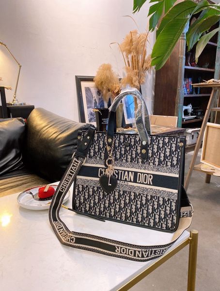 The Designers 2021 Soft Leather Women Handbag Logo Capacity Tote Bags Fashion Makeup Luxurys Brang Bag -L3889
The Designers 2021 Soft Leather Women Handbag Logo Capacity Tote Bags Fashion Makeup Luxurys Brang Bag -L3889