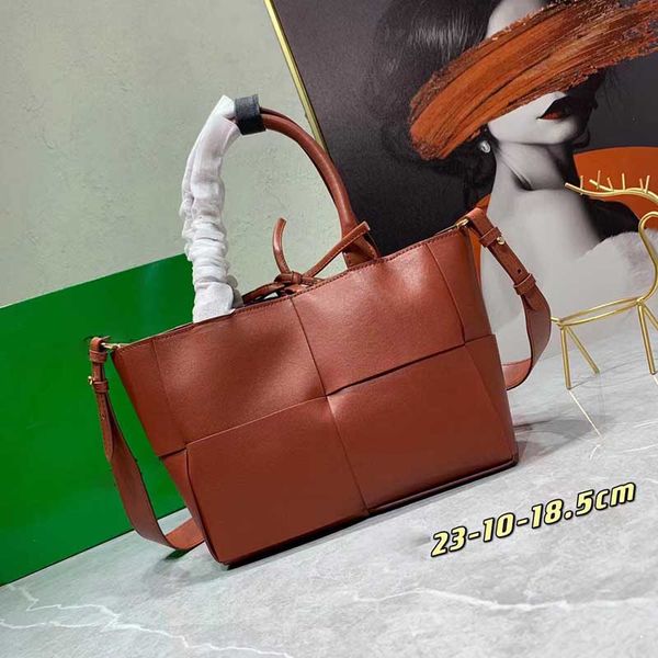 2021 lady bag fashion woven handbag women shoulder bags knitting handbags braided tote-bags famous designers totes light and versatile
2021 lady bag fashion woven handbag women shoulder bags knitting handbags braided tote-bags famous designers totes light and versatile