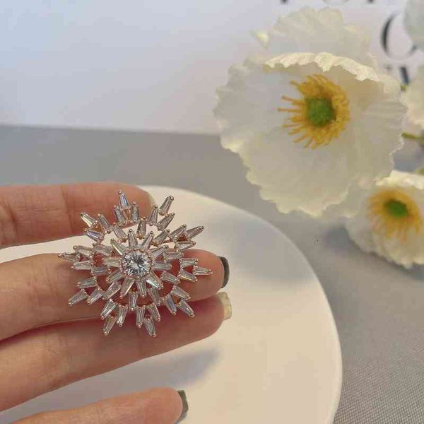 brooch yiwu jewelry sunflower temperament high-end suit women's anti light micro inlaid zircon pin accessories, Gray
brooch yiwu jewelry sunflower temperament high-end suit women's anti light micro inlaid zircon pin accessories, Gray