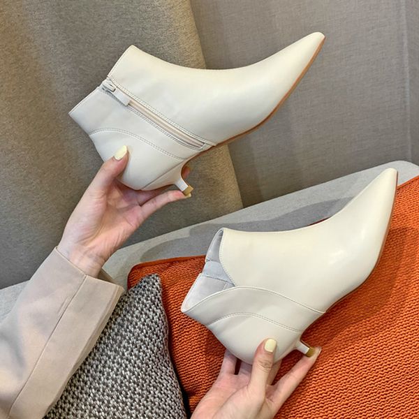 winter women leather boots 34-40 low heel pointed toe zipper solid black white fur warm lining female ankle boots 210520
winter women leather boots 34-40 low heel pointed toe zipper solid black white fur warm lining female ankle boots 210520