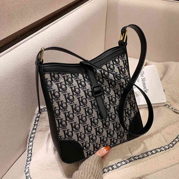 2022 factory wholesale large capacity net red tote women's autumn and winter new fashion contrast color lattice one shoulder armpit bag
2022 factory wholesale large capacity net red tote women's autumn and winter new fashion contrast color lattice one shoulder armpit bag