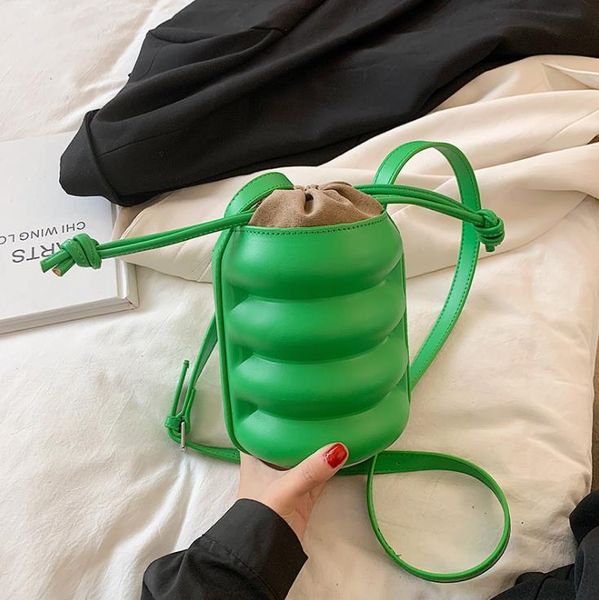 design texture bucket bag 2021 spring/summer fashion style one shoulder trendy messenger female bags
design texture bucket bag 2021 spring/summer fashion style one shoulder trendy messenger female bags