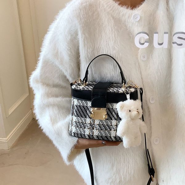 2021 korean women's bag fashion niche box thousand bird lattice portable messenger foreign style single shoulder
2021 korean women's bag fashion niche box thousand bird lattice portable messenger foreign style single shoulder