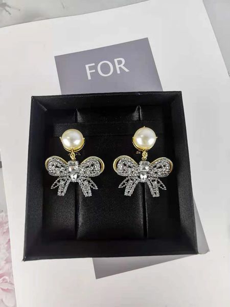 70% off new earrings with large bow and pearl inlaid diamond, Golden;silver
70% off new earrings with large bow and pearl inlaid diamond, Golden;silver