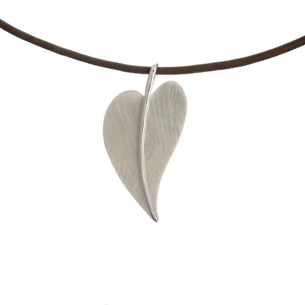 pendant necklaces heart leaf for women gifts retro silver color with short leater chain chokers love keepsake jewelry
pendant necklaces heart leaf for women gifts retro silver color with short leater chain chokers love keepsake jewelry
