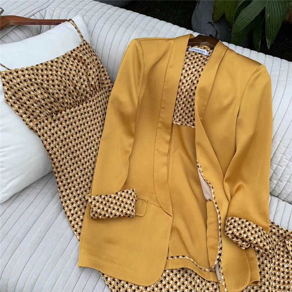 luxury evening dress autumn 2021 french women's printed v-neck suspender temperament small suit two-piece set, Black;gray
luxury evening dress autumn 2021 french women's printed v-neck suspender temperament small suit two-piece set, Black;gray