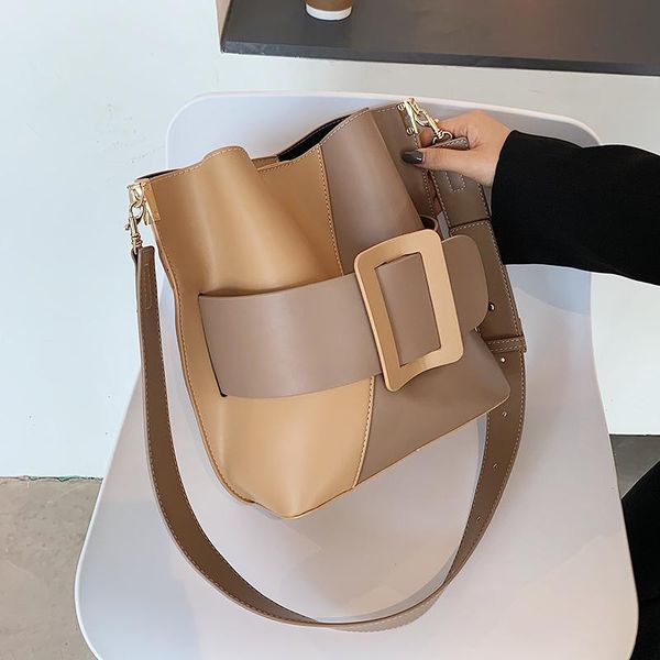shoulder bags unique design casual women bag fall/winter fashion messenger underarm hit color bucket width: 27cm
shoulder bags unique design casual women bag fall/winter fashion messenger underarm hit color bucket width: 27cm