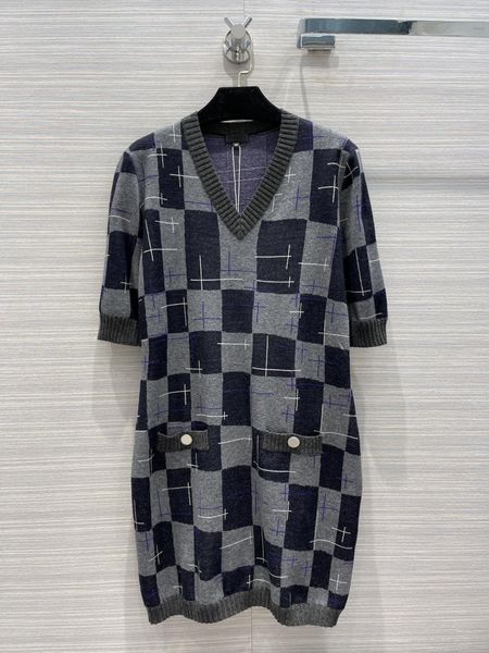 2021 autumn v neck short sleeve panelled fashion milan runway dresses designer brand same style women's clothing 0815-5, Black;pink
2021 autumn v neck short sleeve panelled fashion milan runway dresses designer brand same style women's clothing 0815-5, Black;pink