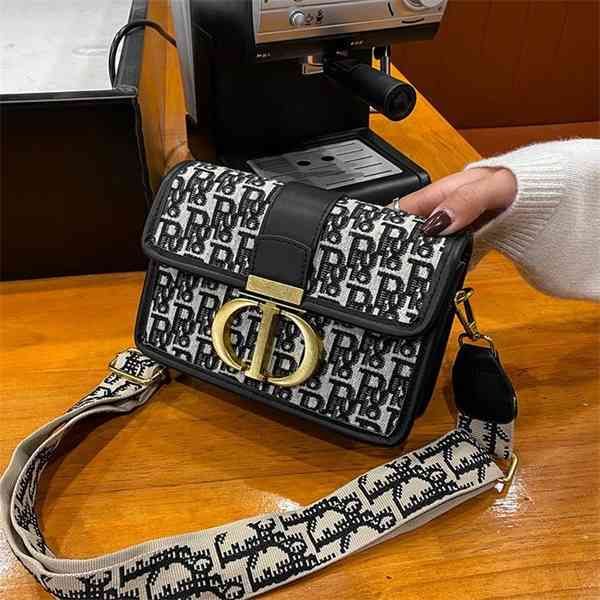 purse single shoulder women's signature versatile high sense personalized messenger small square bag
purse single shoulder women's signature versatile high sense personalized messenger small square bag