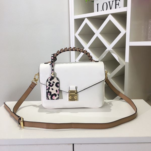 fashion luxurys shoulder bag onthego medium tote women designers handbags by the pool monograms embossing messenger designer bags 5596
fashion luxurys shoulder bag onthego medium tote women designers handbags by the pool monograms embossing messenger designer bags 5596