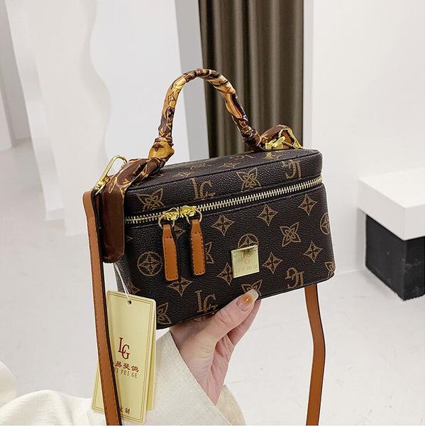 Wholesale factory ladies shoulder bag street trend square cosmetic case handbag sweet ribbon decorated woman handbags elegant atmosphere printed backpack, Brown 6613
Wholesale factory ladies shoulder bag street trend square cosmetic case handbag sweet ribbon decorated woman handbags elegant atmosphere printed backpack, Brown 6613