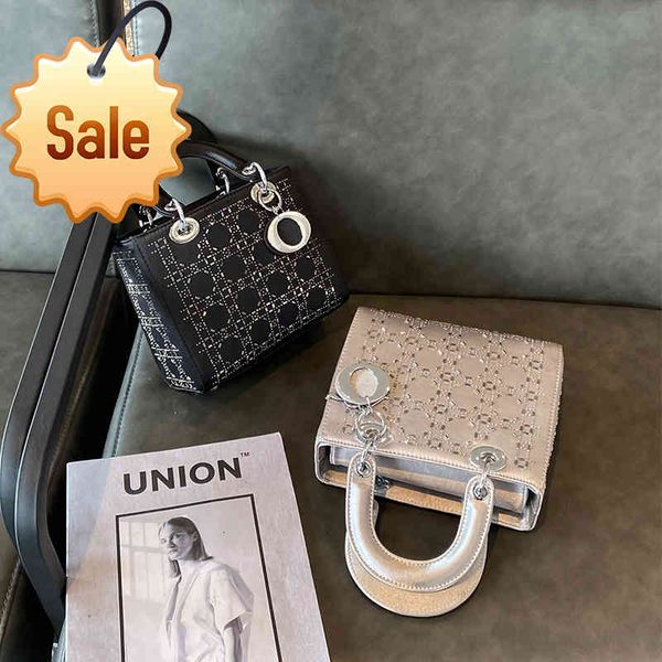 2021 autumn new silk rhinestone princess bag mini women's three grid portable net red star same diamond satin
2021 autumn new silk rhinestone princess bag mini women's three grid portable net red star same diamond satin