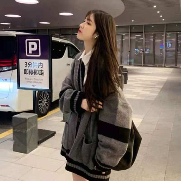 luxury women's ets 2021 autumn and winter korean loose v-neck sweater coat female student slim knitted cardigan, Black;brown
luxury women's ets 2021 autumn and winter korean loose v-neck sweater coat female student slim knitted cardigan, Black;brown