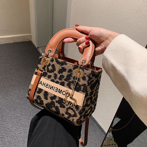 net bag portable women's new red envelope leopard pattern messenger single shoulder simple fashion princess diana versatile
net bag portable women's new red envelope leopard pattern messenger single shoulder simple fashion princess diana versatile