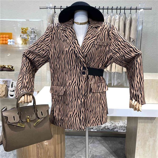 nicho design 2021 fashion light mature zebra wind printing rubber band belt-fitting retro coat, White;black
nicho design 2021 fashion light mature zebra wind printing rubber band belt-fitting retro coat, White;black