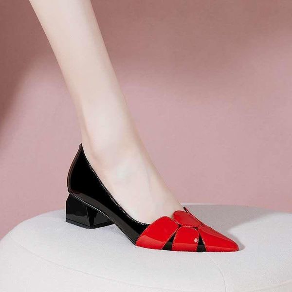 dress shoes 2021 spring patent leather single woman,pointed toe women mid heels,mixed colors,slip on,female footware,black,red
dress shoes 2021 spring patent leather single woman,pointed toe women mid heels,mixed colors,slip on,female footware,black,red