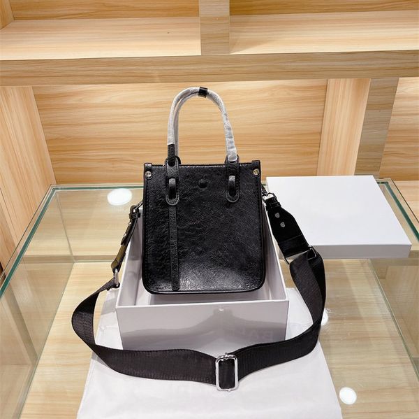black and white 2-color versatile fashion item women totes bags with wide shoulder strap cross body large capacity out of the street essenti
black and white 2-color versatile fashion item women totes bags with wide shoulder strap cross body large capacity out of the street essenti
