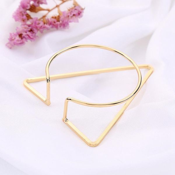 high-end triple-cornered nordic style napkin buckle soft model room furniture tableware ornaments ring rings
high-end triple-cornered nordic style napkin buckle soft model room furniture tableware ornaments ring rings