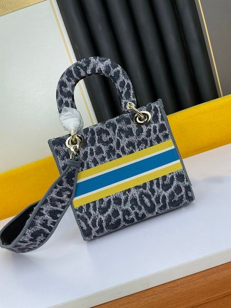 designer lady cross-body bag luxury leather shoulder chain hand-held open mouth classic fashion size 24-20-11cm
designer lady cross-body bag luxury leather shoulder chain hand-held open mouth classic fashion size 24-20-11cm