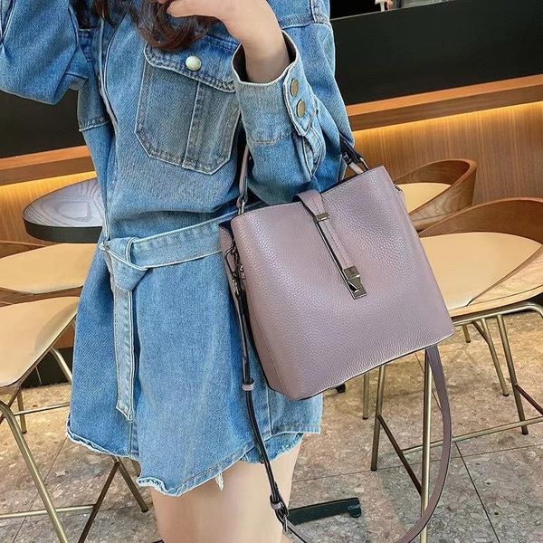 evening bags bag women's 2021 head-layer cowhine handbag one-shoulder stiletto fashion retro bucket hair
evening bags bag women's 2021 head-layer cowhine handbag one-shoulder stiletto fashion retro bucket hair