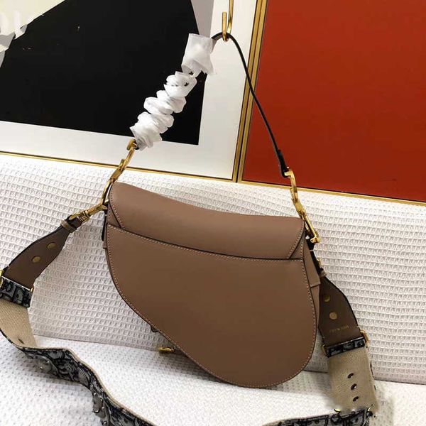 bag showecomfort01 2022luxury ladies leather saddle handbag retro shoulder bags designers women messenger bag metal letter decoration remova
bag showecomfort01 2022luxury ladies leather saddle handbag retro shoulder bags designers women messenger bag metal letter decoration remova