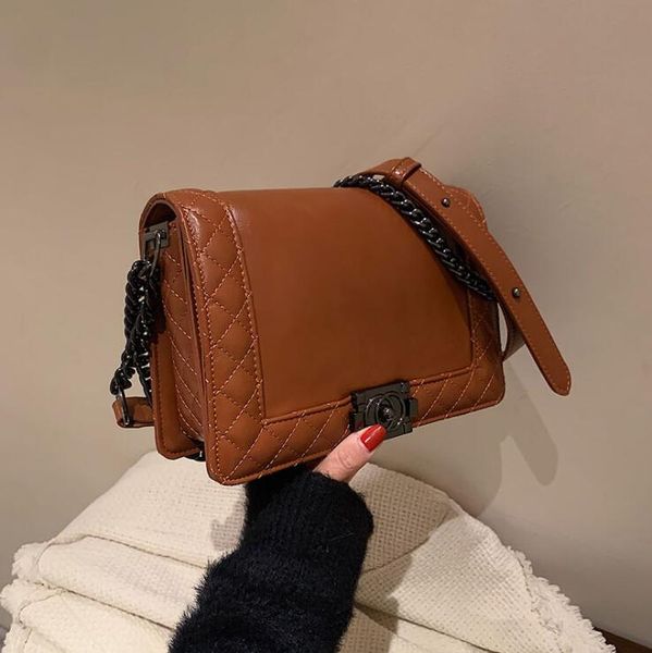 wholesale factory womens chain bag european and american retro leathers messenger bags clamshell imitation old leather handbag simple joker, Black;red
wholesale factory womens chain bag european and american retro leathers messenger bags clamshell imitation old leather handbag simple joker, Black;red