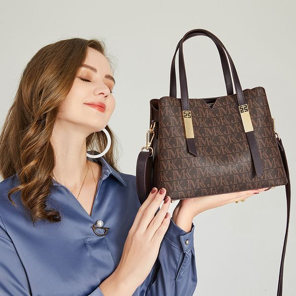 axillary package hong kong genuine leather women's bag 2021 fashion old flower one shoulder diagonal straddle portable tote bag
axillary package hong kong genuine leather women's bag 2021 fashion old flower one shoulder diagonal straddle portable tote bag