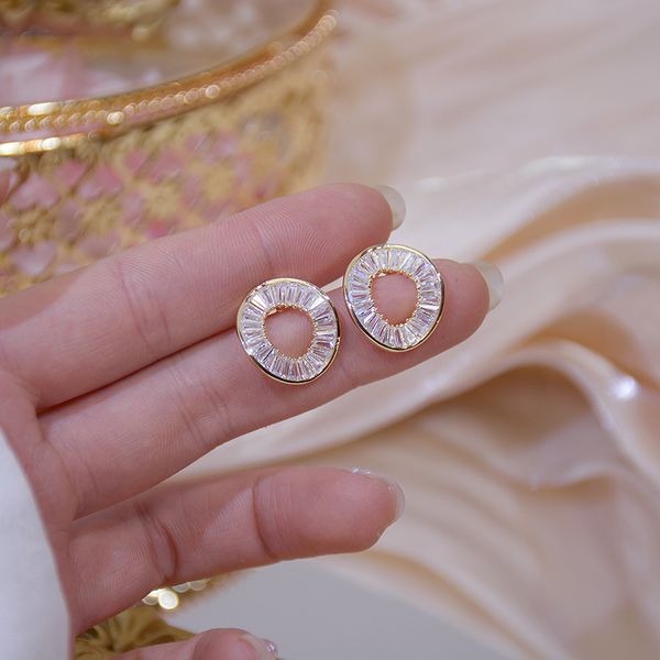 gold fashion personality irregular circle studs earring for women brilliant aaa zircon stud brincos wedding pendant, Golden;silver
gold fashion personality irregular circle studs earring for women brilliant aaa zircon stud brincos wedding pendant, Golden;silver