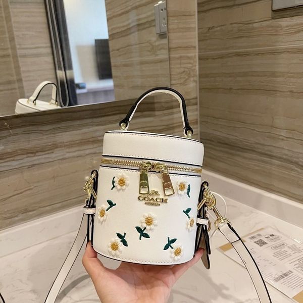 wholesale daisy 2021 cylinder style bag embroidered versatile one shoulder slung bucket cosmetic bag luxuryss designerss yw
wholesale daisy 2021 cylinder style bag embroidered versatile one shoulder slung bucket cosmetic bag luxuryss designerss yw