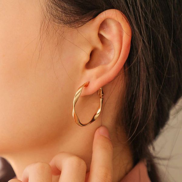 earrings fashion simple twist line c-shaped classic cold wind niche design circle earrings, Golden
earrings fashion simple twist line c-shaped classic cold wind niche design circle earrings, Golden