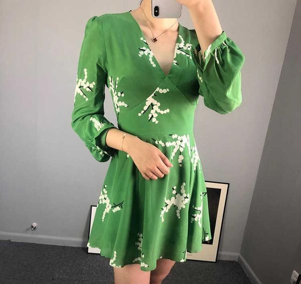 casual dresses latest qualities ladies fashion silk 100% printed long sleeve v neckline green mini dress with zipper on back, Black;gray
casual dresses latest qualities ladies fashion silk 100% printed long sleeve v neckline green mini dress with zipper on back, Black;gray
