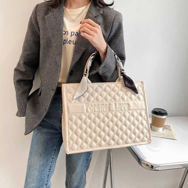 net red large capacity women 2021 tote bag fashion korean version lingge embroidery line hand-held women's bag
net red large capacity women 2021 tote bag fashion korean version lingge embroidery line hand-held women's bag