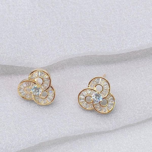 stud korean luxury zircon circle round earring for women 2021 trendy elegant delicate jewellery shine exquisite earrings, Golden;silver
stud korean luxury zircon circle round earring for women 2021 trendy elegant delicate jewellery shine exquisite earrings, Golden;silver