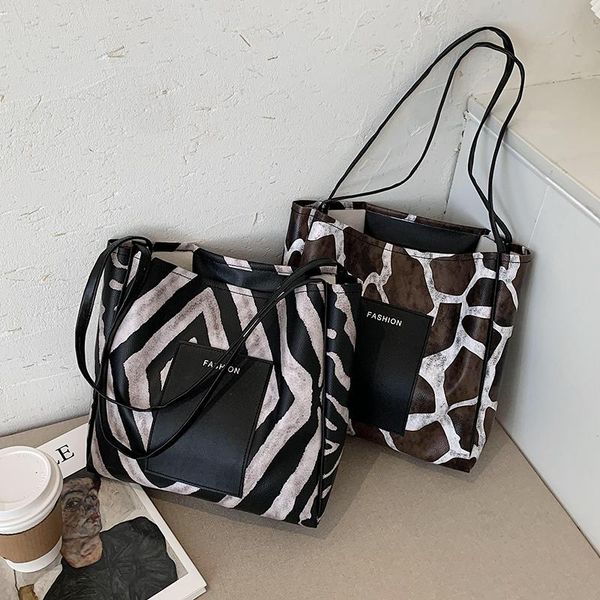 evening bags ins hong kong style large capacity ladies bag 2021 trendy fashion net red animal print one-shoulder tote
evening bags ins hong kong style large capacity ladies bag 2021 trendy fashion net red animal print one-shoulder tote