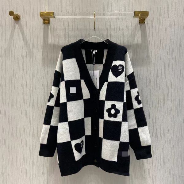 2021 autumn winter milan runway sweaters v neck long sleeve plaid print high end jacquard cardigan women's designer clothing 1113-29, White;black
2021 autumn winter milan runway sweaters v neck long sleeve plaid print high end jacquard cardigan women's designer clothing 1113-29, White;black