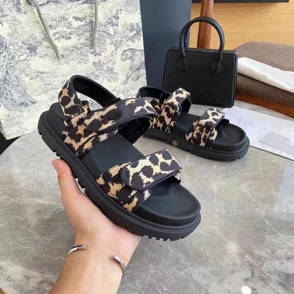2021 designer women rubber slipper sandals fashion flat jelly slides beach sandal party shoes red green black white colors summer womens fli
2021 designer women rubber slipper sandals fashion flat jelly slides beach sandal party shoes red green black white colors summer womens fli