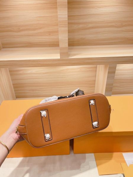 evening bags 2021 latest leather large-capacity shell bag classic fashion designer
evening bags 2021 latest leather large-capacity shell bag classic fashion designer