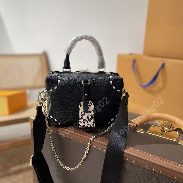 designer bag elegant atmosphere retro classic founder small very attractive trendy must have item with shoulder strap can be used diagonally
designer bag elegant atmosphere retro classic founder small very attractive trendy must have item with shoulder strap can be used diagonally