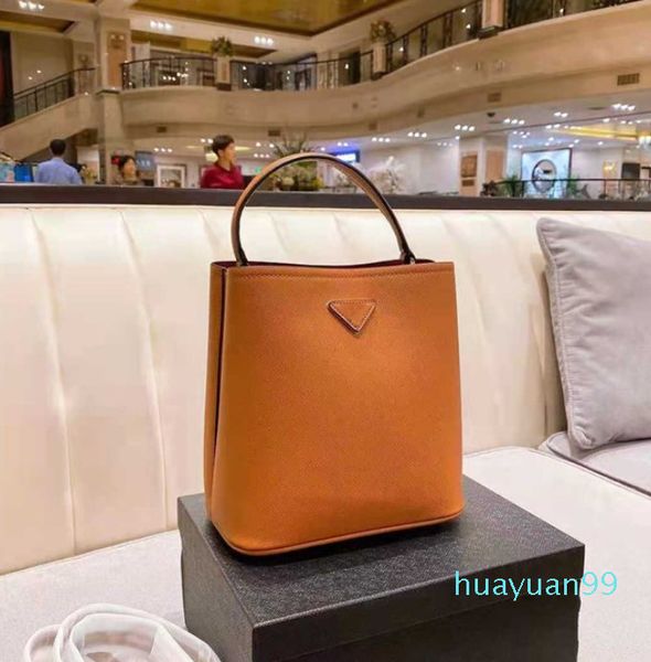 2021 fashion catwalk style bucket bag luxury designer ladies handbag large capacity han dbag high-quality bags high-end single products
2021 fashion catwalk style bucket bag luxury designer ladies handbag large capacity han dbag high-quality bags high-end single products