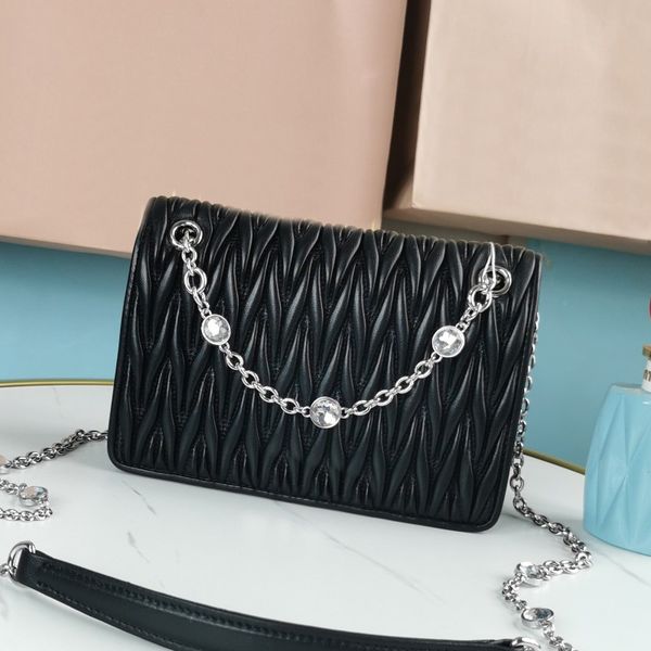 chain crossbody bag soft sheepskin leather handbag flip magnetic buckle design sliding metal shoulder strap
chain crossbody bag soft sheepskin leather handbag flip magnetic buckle design sliding metal shoulder strap