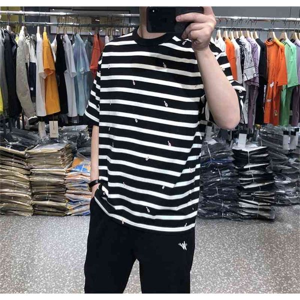 2021 summer men's casual stripe loose short sleeve t-shirt personalized print trend versatile half sleeve, White;black
2021 summer men's casual stripe loose short sleeve t-shirt personalized print trend versatile half sleeve, White;black
